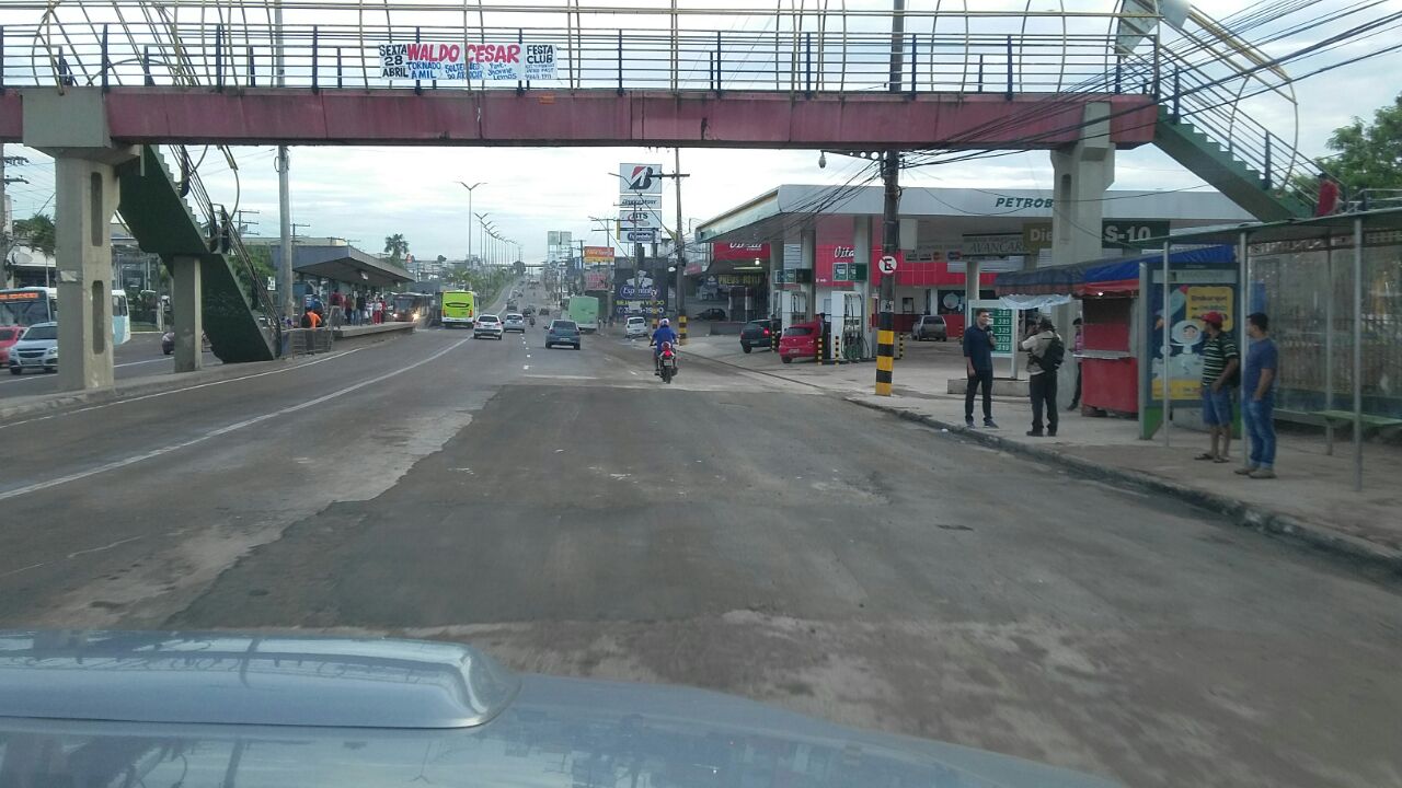 Após mais de 40 horas de obras, cratera da Torquato Tapajós é fechada