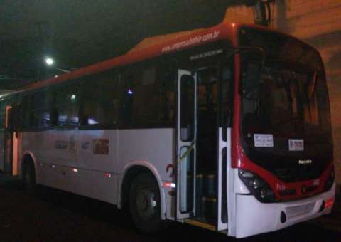 Passageiros jogam duas suspeitas de assalto para fora de ônibus