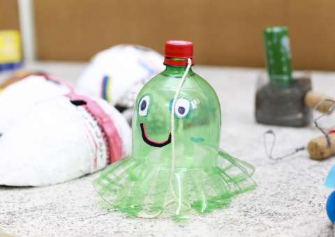 Em Manaus, estudantes transformam produtos descartados em artigos sustentáveis 