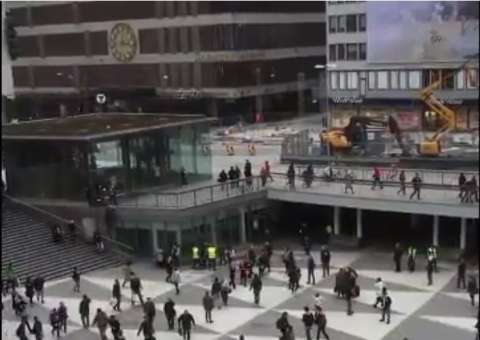 Caminhão avança sobre pedestres na Suécia e deixa ao menos 2 mortos