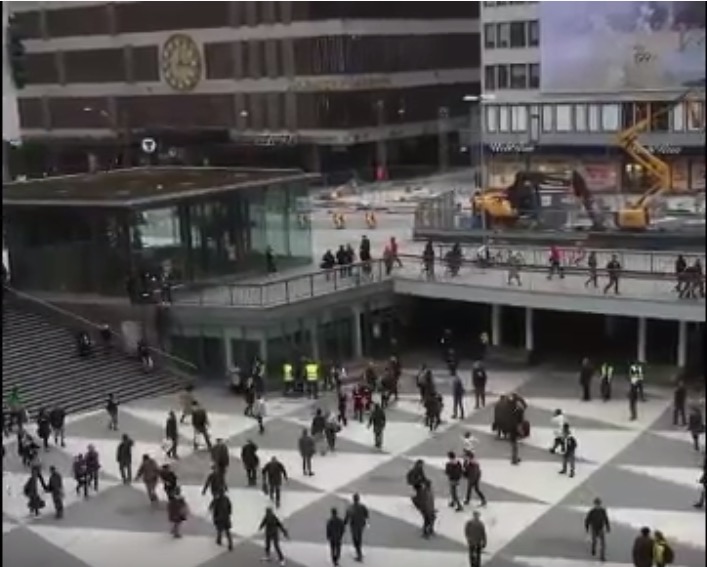 Caminhão avança sobre pedestres na Suécia e deixa ao menos 2 mortos