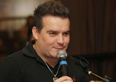 Após alfinetar torcida do Palmeiras, cantor Belutti pede desculpas