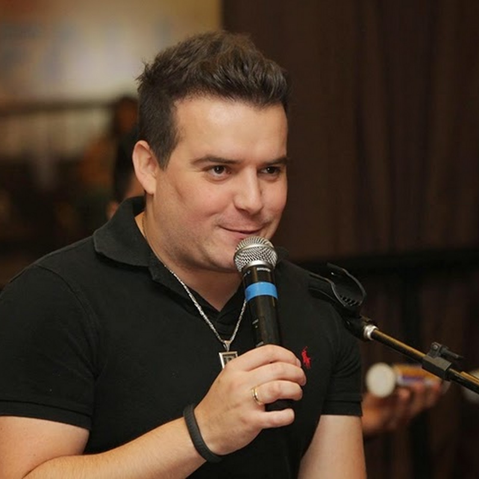 Após alfinetar torcida do Palmeiras, cantor Belutti pede desculpas