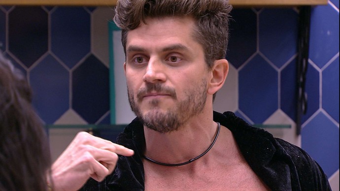 Família de Marcos, do BBB17, mostra certificados e diz que vai processar SBT