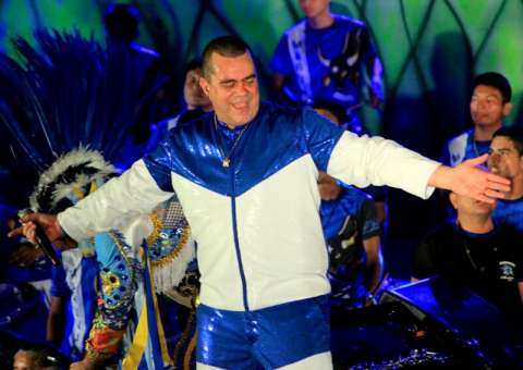 Arlindo Jr e Uendel fazem show juntos no palco do 'Meia Noite Acaba'
