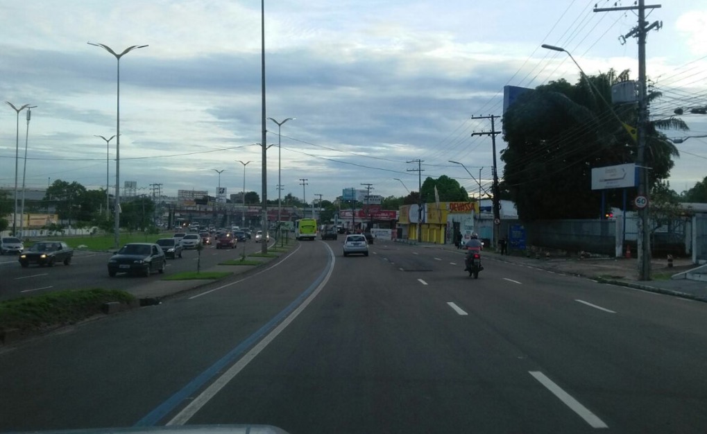 Após obra na Torquato Tapajós, 'faixa azul' volta a ficar exclusiva para ônibus em Manaus 