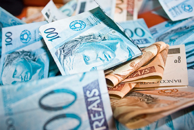 Governo propõe salário mínimo de R$ 979 para o próximo ano