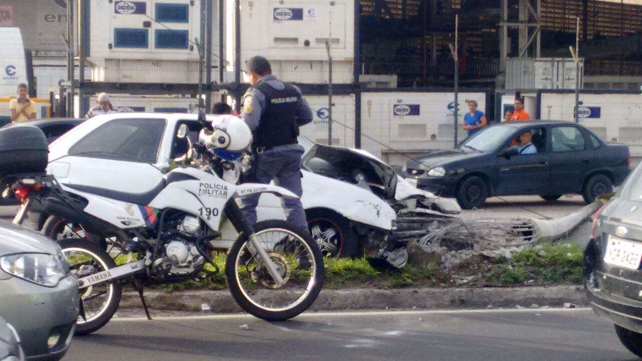 Motorista perde controle e derruba poste em avenida de Manaus 