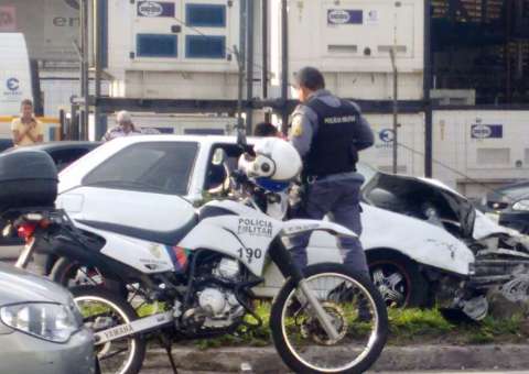 Motorista perde controle e derruba poste em avenida de Manaus 