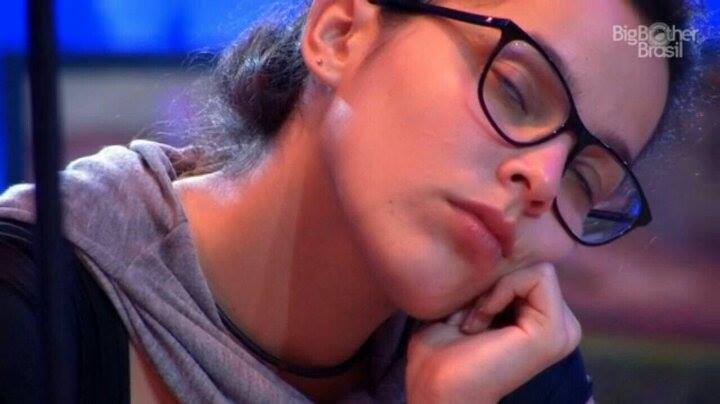Telespectadores acusam Emilly de dormir em prova e pedem eliminação da sister
