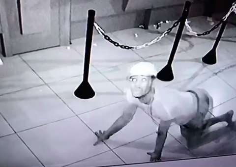 Câmera flagra assaltante engatinhando durante roubo em lotérica   