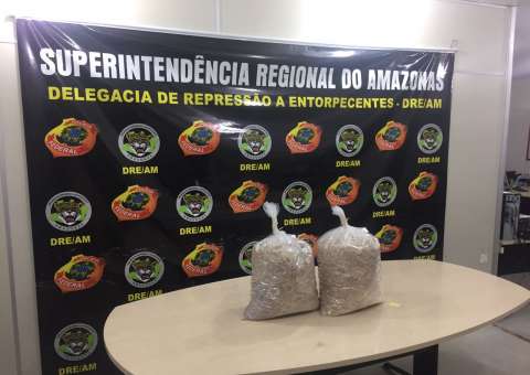  Casal de colombianos é flagrado com 40 kg de cocaína em barco no AM