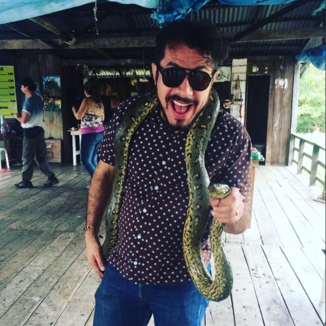 Em Manaus, ex-BBB Rômulo ironiza ao falar sobre cobras e internautas apontam: 'Emilly'