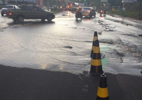 Tubulação rompe em avenida de Manaus e deixa trânsito congestionado