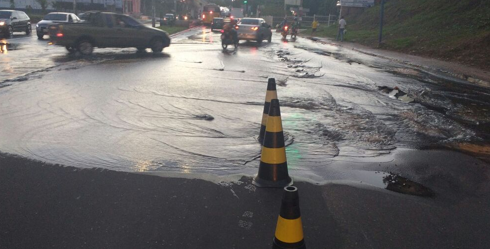 Tubulação rompe em avenida de Manaus e deixa trânsito congestionado