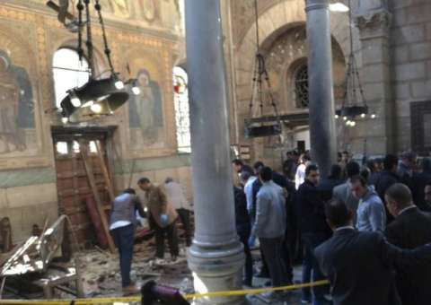  Explosão de bomba mata dezenas de fiéis em igreja cristã no Egito