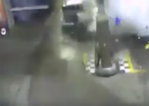 Mulher morre e outros três ficam feridos após carro explodir enquanto abastecia