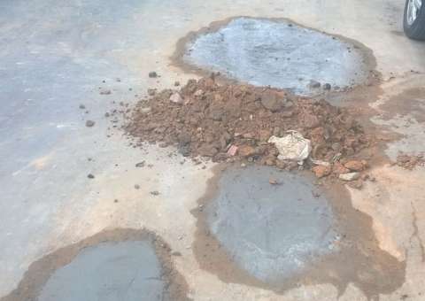 Cansados de rua esburacada, amigos decidem improvisar 'recapeamento' em Manaus