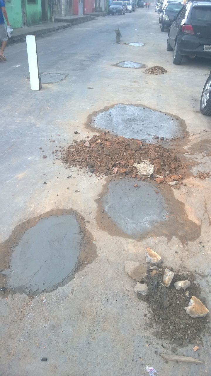 Cansados de rua esburacada, amigos decidem improvisar 'recapeamento' em Manaus