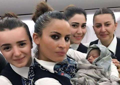 Em pleno voo, mulher dá à luz com ajuda da tripulação