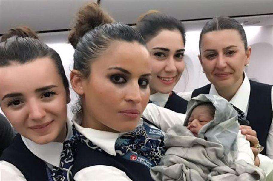 Em pleno voo, mulher dá à luz com ajuda da tripulação