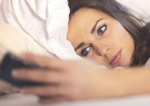 Entenda por que o uso do celular à noite pode atrapalhar seu sono