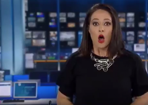 Vídeo mostra jornalista levar susto após perceber que câmera volta ao estúdio