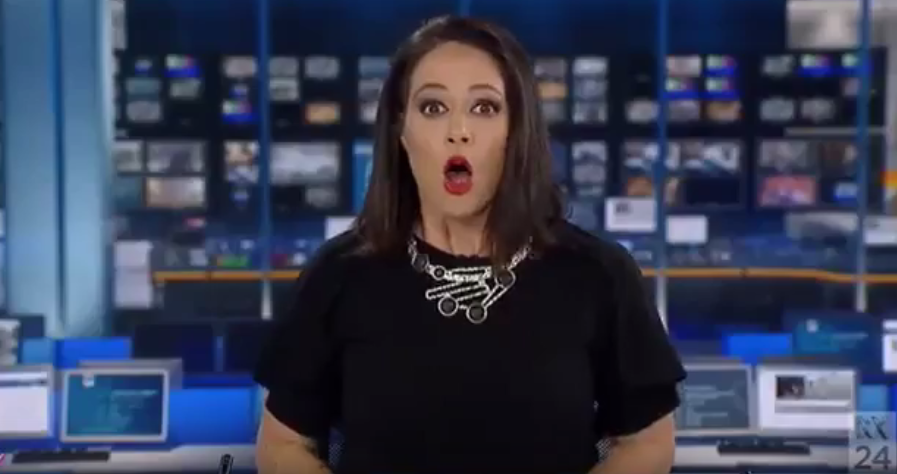 Vídeo mostra jornalista levar susto após perceber que câmera volta ao estúdio