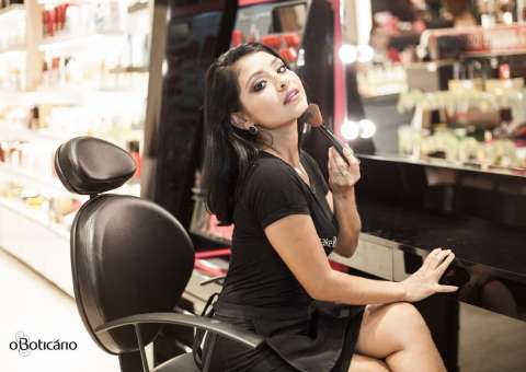  Maquiadora amazonense promove curso de automaquiagem para iniciantes 