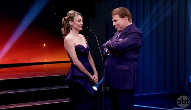 Silvio Santos dá no olho de Rachel Sheherazade e jornalista fica constrangida em premiação