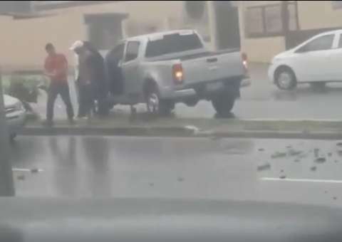 Motorista perde controle do carro e derruba poste em avenida de Manaus