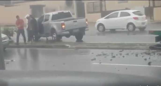 Motorista perde controle do carro e derruba poste em avenida de Manaus