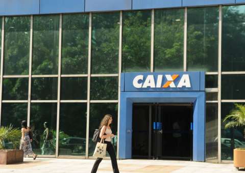Caixa abre mais cedo até quarta-feira para saque de contas inativas do FGTS