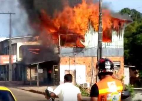 No AM, mulher é acusada de incendiar casa da ex-sogra por não aceitar fim do namoro