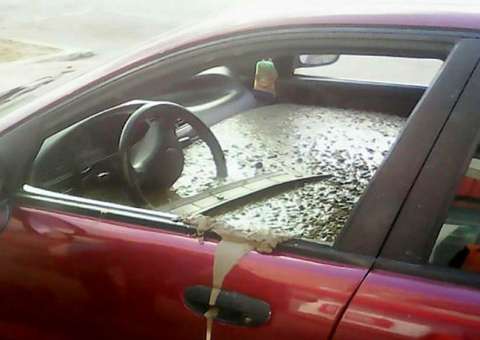 Mulher troca de sobrenome e para se vingar marido enche o carro de cimento  