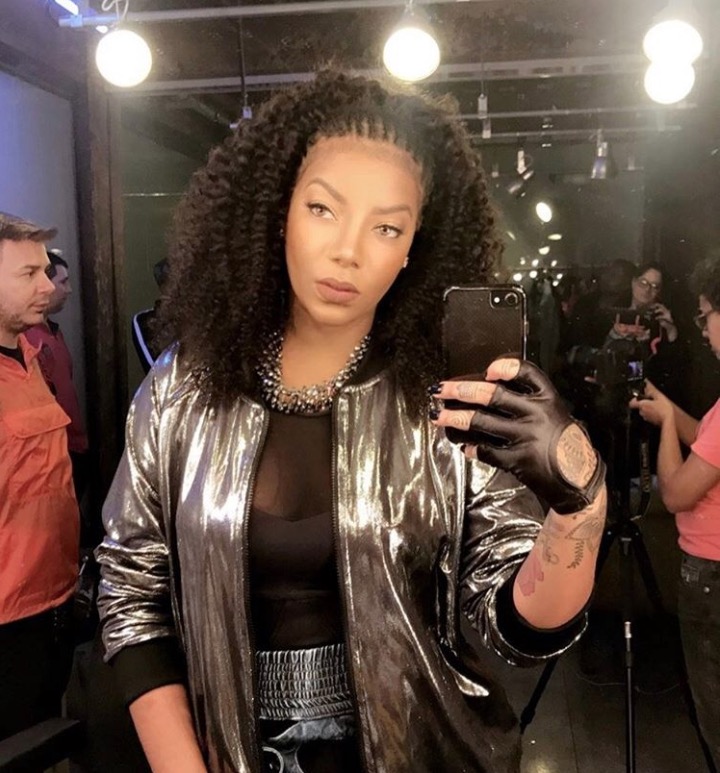 Ludmilla avisa que vai abandonar peruca e assumir cabelo natural
