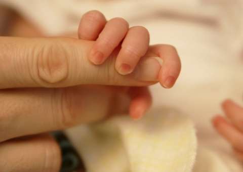 Com medo dos pais, jovem confessa que jogou filho recém nascido pela janela