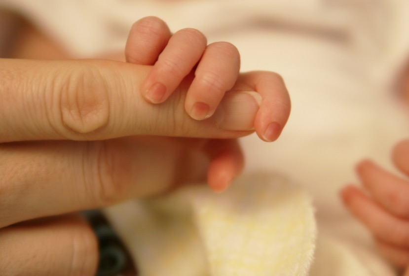 Com medo dos pais, jovem confessa que jogou filho recém nascido pela janela