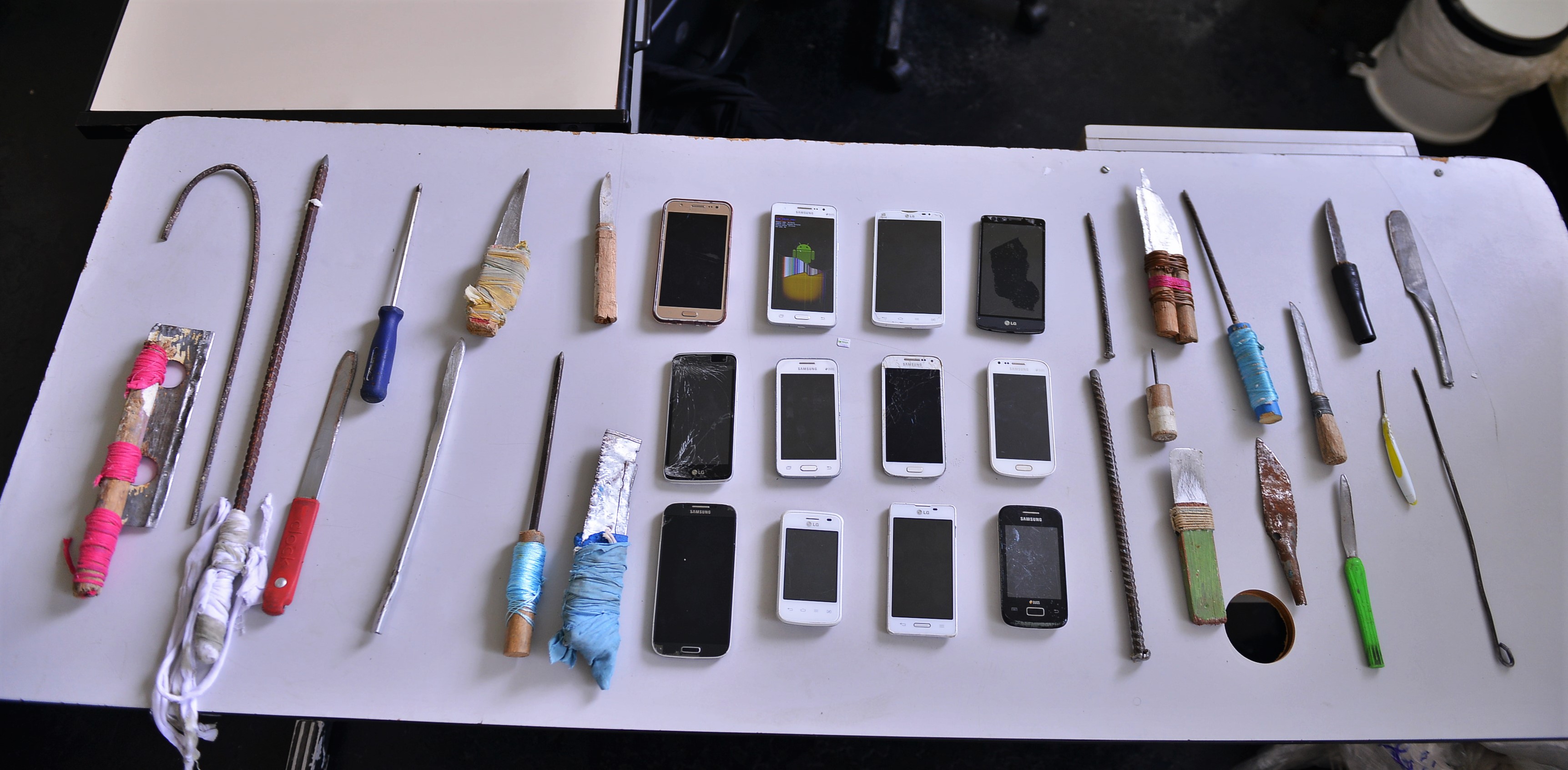 Celulares e armas brancas são encontrados durante revista no Compaj