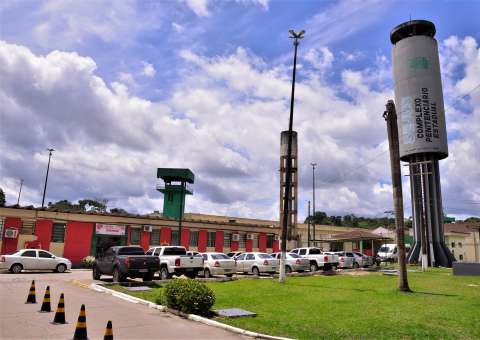 Celulares e armas brancas são encontrados durante revista no Compaj