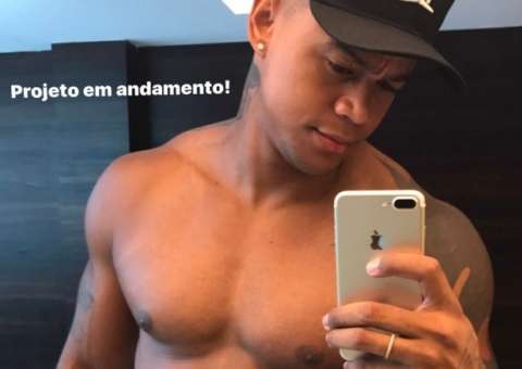 Léo Santana posa só de short e 'algo' a mais causa frisson em seguidoras 