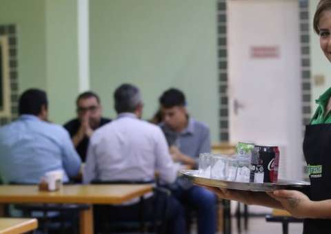 Pessoas bonitas demais têm menos chance de emprego, diz estudo