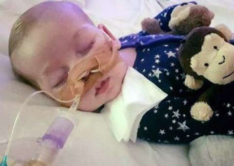 Após batalha judicial, médicos podem desligar aparelhos de bebê com doença incurável