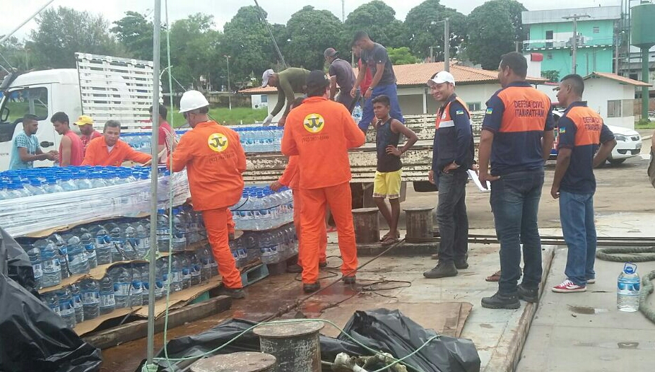 Balsa com ajuda humanitária chega à calha do Juruá no Amazonas 