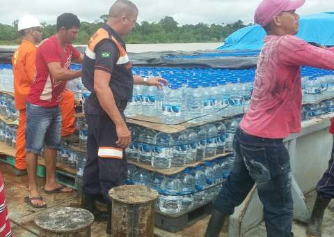 Balsa com ajuda humanitária chega à calha do Juruá no Amazonas 