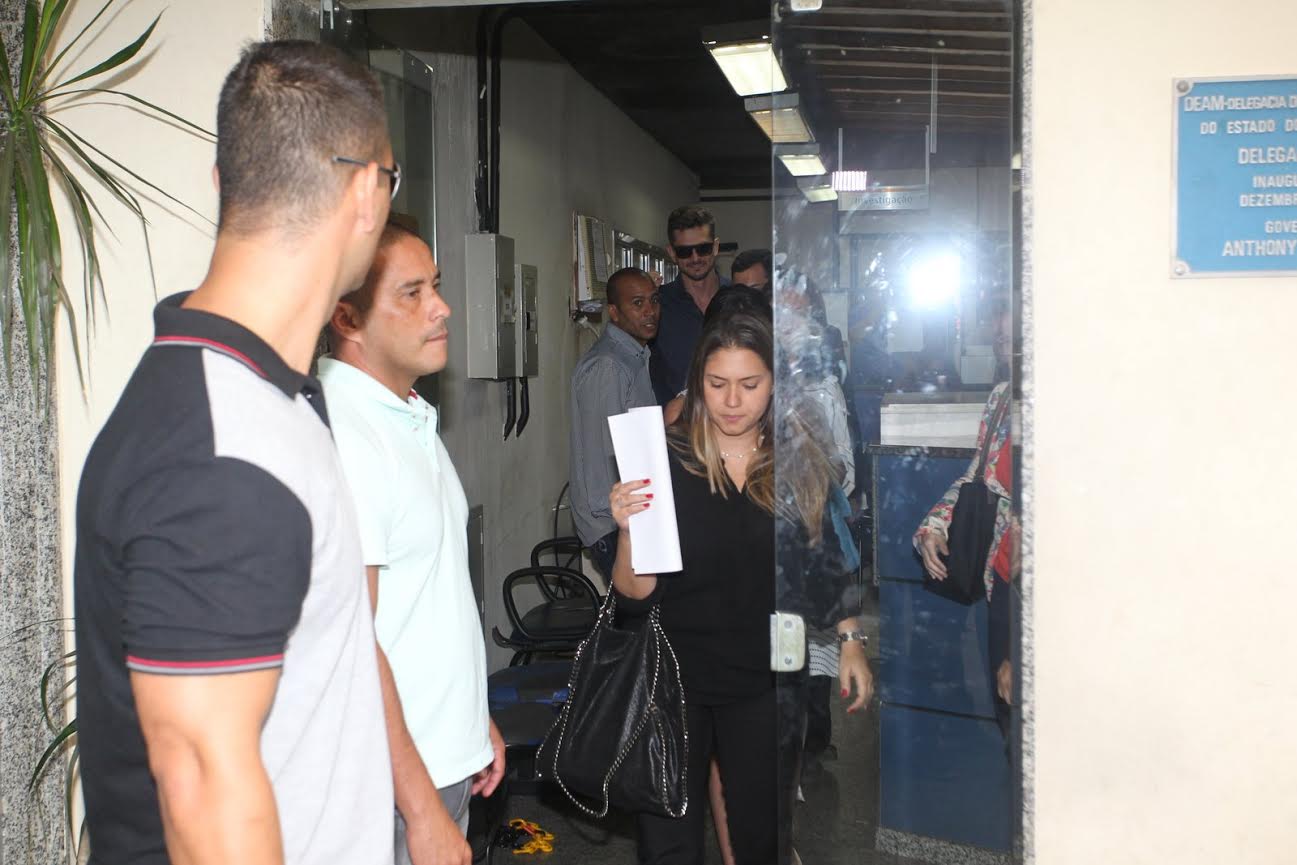 Após 3 horas de depoimento, Marcos Harter deixa delegacia no Rio