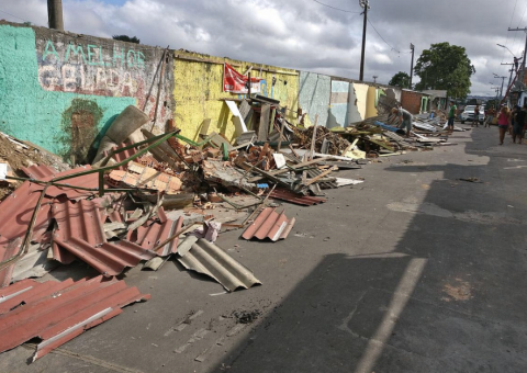 40 barracos de feira irregular são demolidos na zona Leste de Manaus
