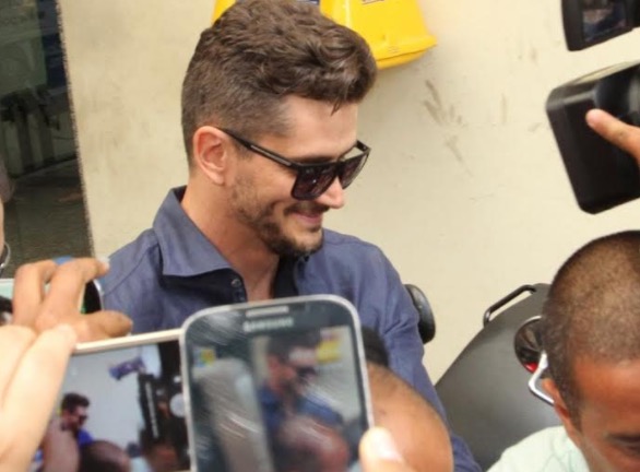 Fãs berram para ex-BBB em frente à delegacia: 'Me bate, Marcos!'