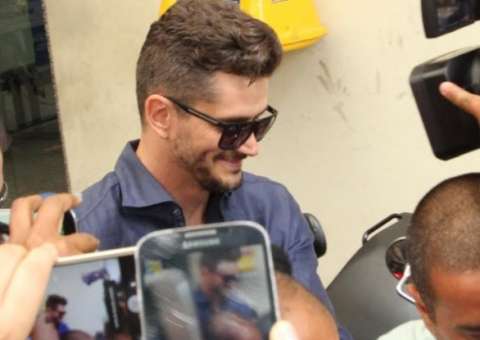 Fãs berram para ex-BBB em frente à delegacia: 'Me bate, Marcos!'