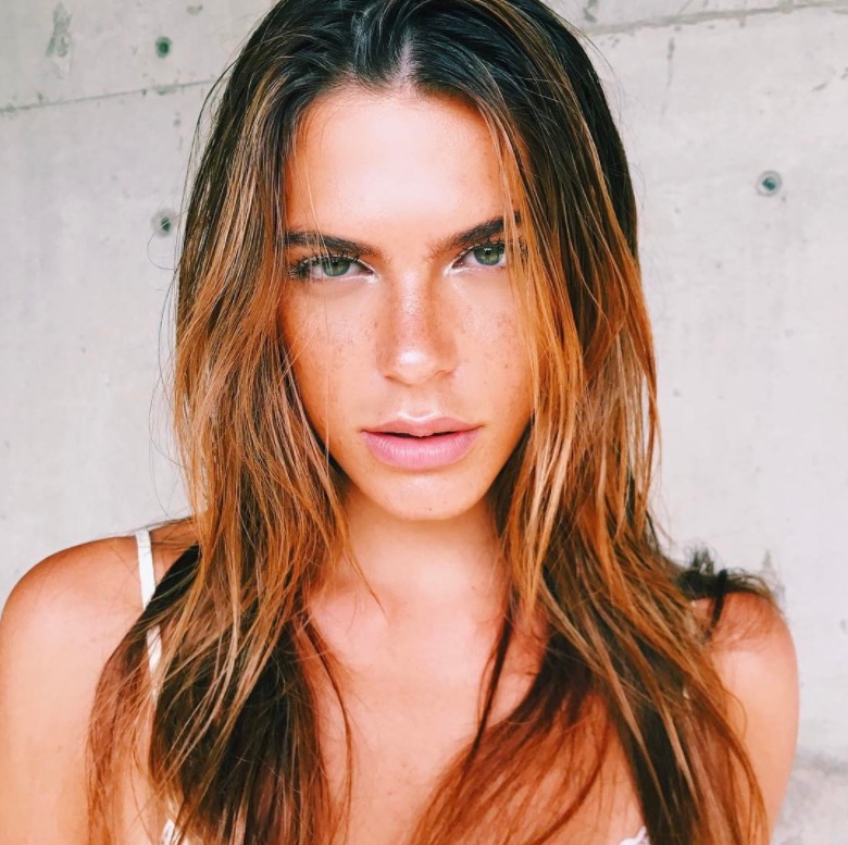 Namorada de Cauã Reymond leva decote ao limite e exibe seio empinado